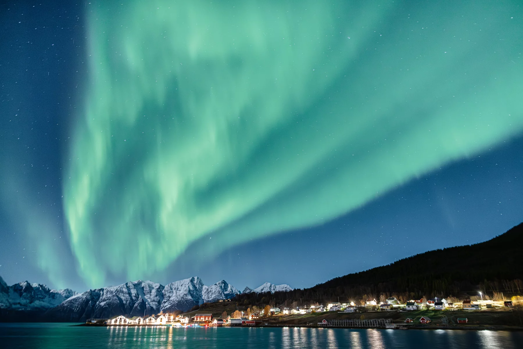 Les aurores boréales dansent au-dessus de Hamnanes. Photo Valentin Pilate