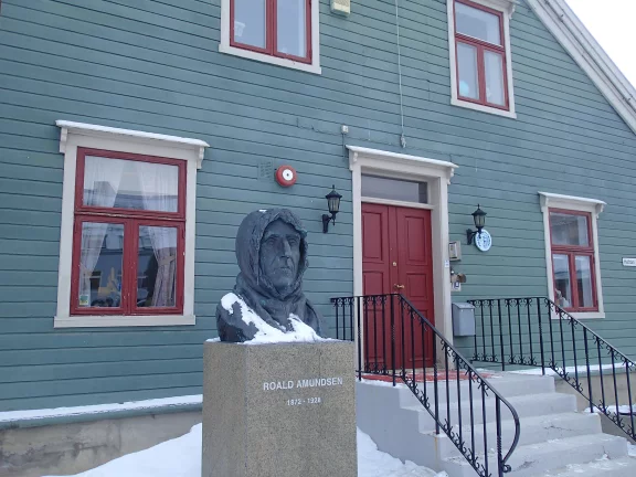 En mémoire de l'explorateur Roald Amundsen.