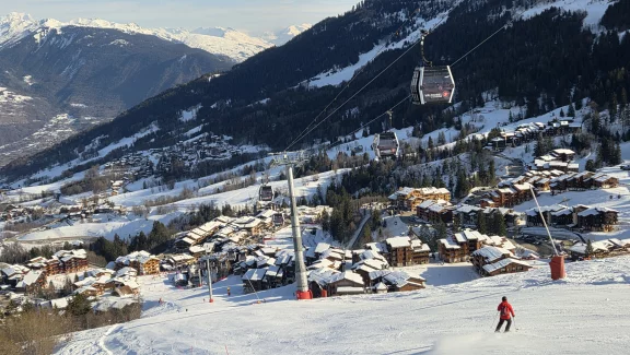 Le télécabine de Planchamp au départ du village.