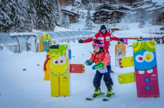 Premières glisses pour les apprentis skieurs.
