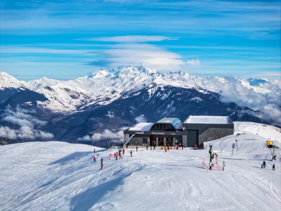 La gare d'arrivée de la télécabine de Planchamp avec le versant italien du Mont Blanc en arrière plan.