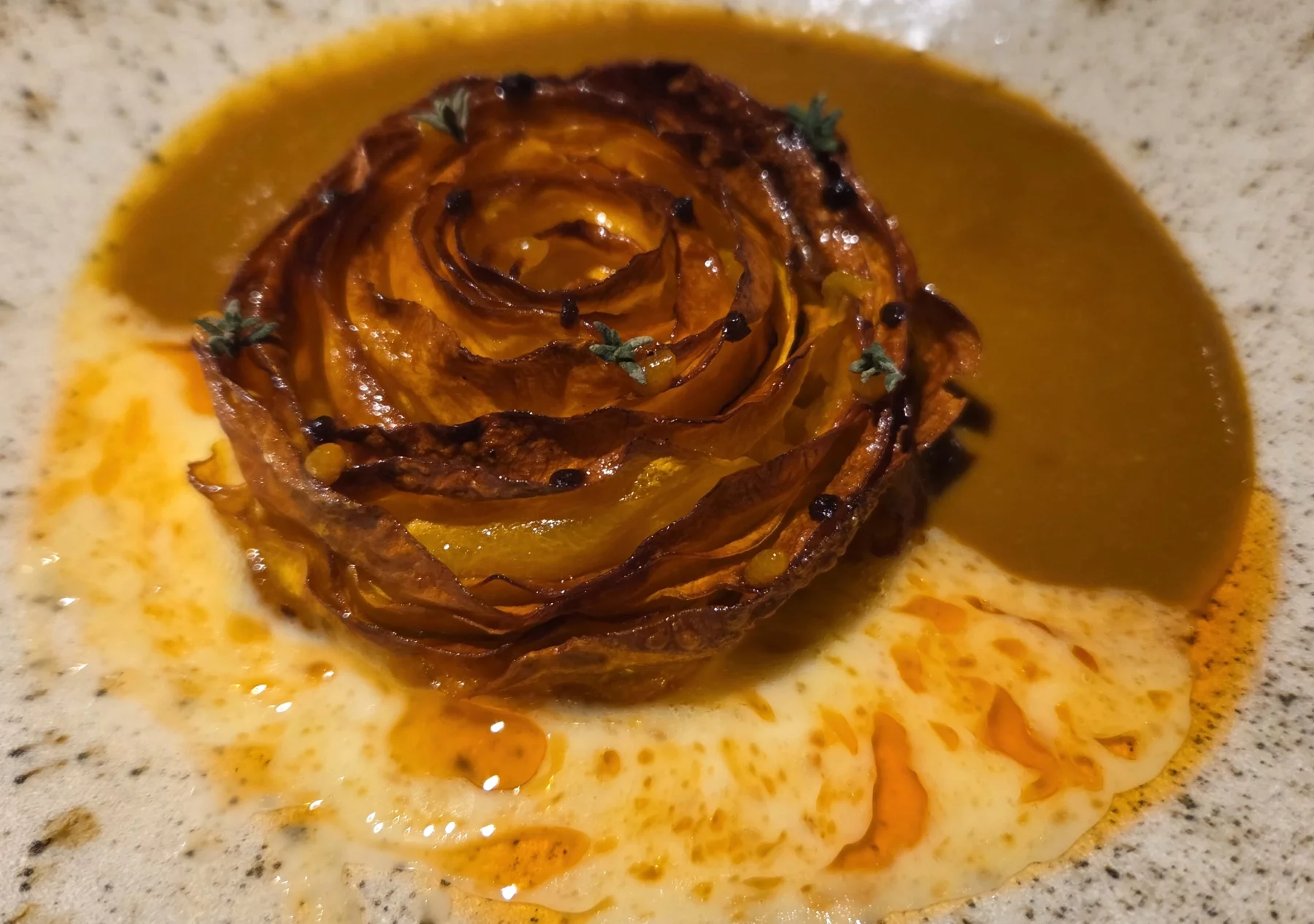 Le courge muscade déployée comme une fleur avec ses deux sauces.