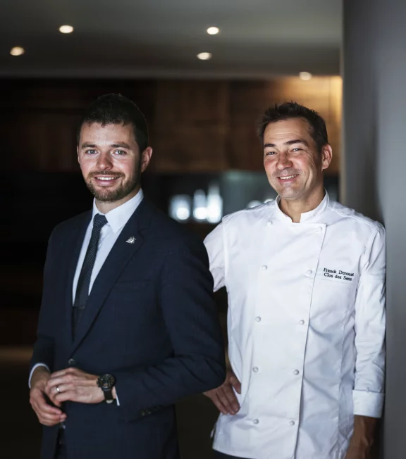 A gauche Thomas Lorival, chef de salle et de la sommellerie. A droite Franck Derouet, chef des cuisines. Ils ont repris ensemble Le Clos des Sens. Photo Matthieu Cellard.