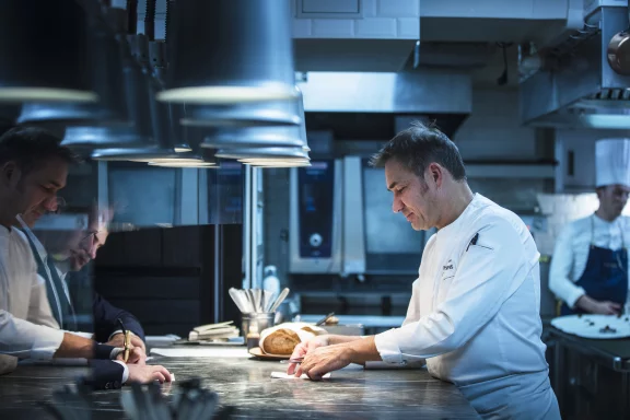 Franck Derouet a passé la majorité de sa vie professionnelle dans des restaurants de grands hotels. Il a égelement passé 3 ans chez Georges Blanc. Photo Matthieu Cellard.