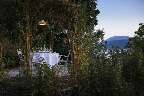 Le Cortil est un restaurant éphémère, tout barbacue qui ouvre aux beaux jours avec un chef en résidence différent chaque été. Matthieu Cellard.