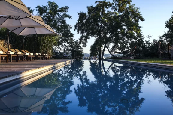 La Clos des Sens qui abrite également onze chambres est doté d'une piscine extérieure. Photo Matthieu Cellard.