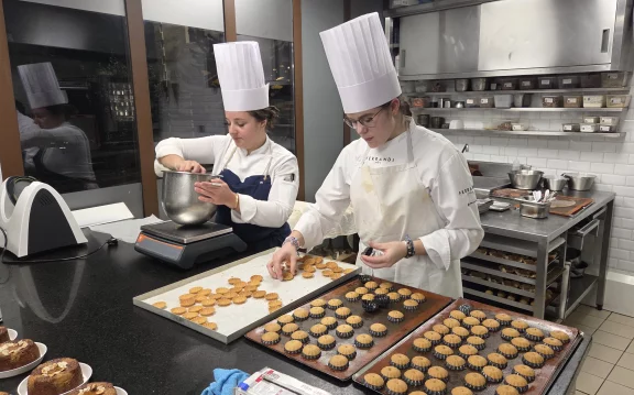 La patisserie compte 5 personnes.