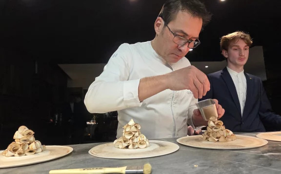 Franck Derouet mettant la dernière main à cette envolée de champignons de Paris créée en 2018 par Laurent Petit.