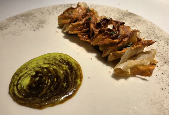 Céléri rave rôti avec un carpaccio de chamois et une sauce au céléri et au laurier.