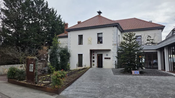 Cette vaste maison du second Empire est complétée par une élégante extension qui surplombe le lac d'Annecy.