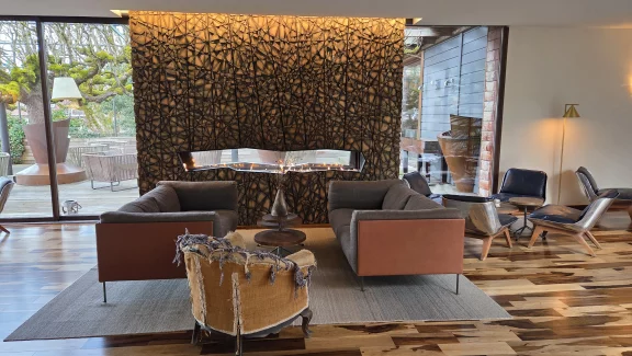 Le salon dans le prolongement de la reception.