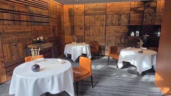 La salle de restaurant est tapissée de bois résineux noircis à la flamme. Elle compte 34 couverts.