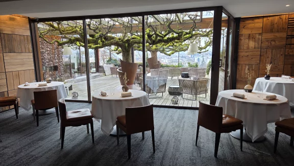La salle s'ouvre sur une magnifique terrasse qui domine Annecy.