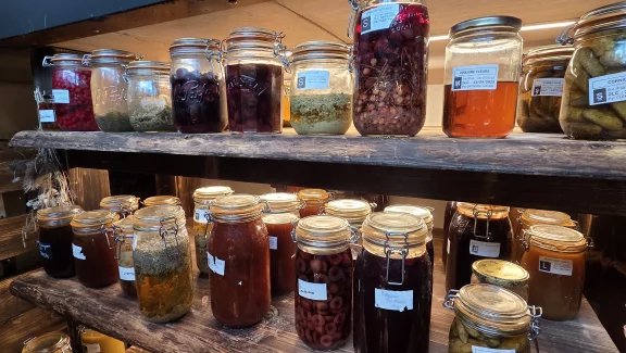 Le garde manger permet de conserver au vinaigre, en sirop ou sous forme d'huile les fruits, légumes et autres herbes récoltés sur les 2500 m2 du jardin.