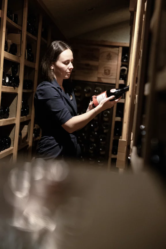 Des bouteilles très variées sont vieillies à la cave avec une belle collection de flacons en provenance de l'arc alpin.