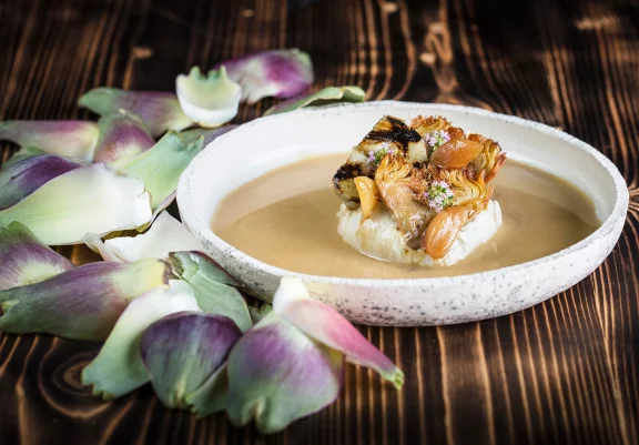 Poisson, fleurs d'artichauts et infusion de feuilles. Photo Matthieu Cellard