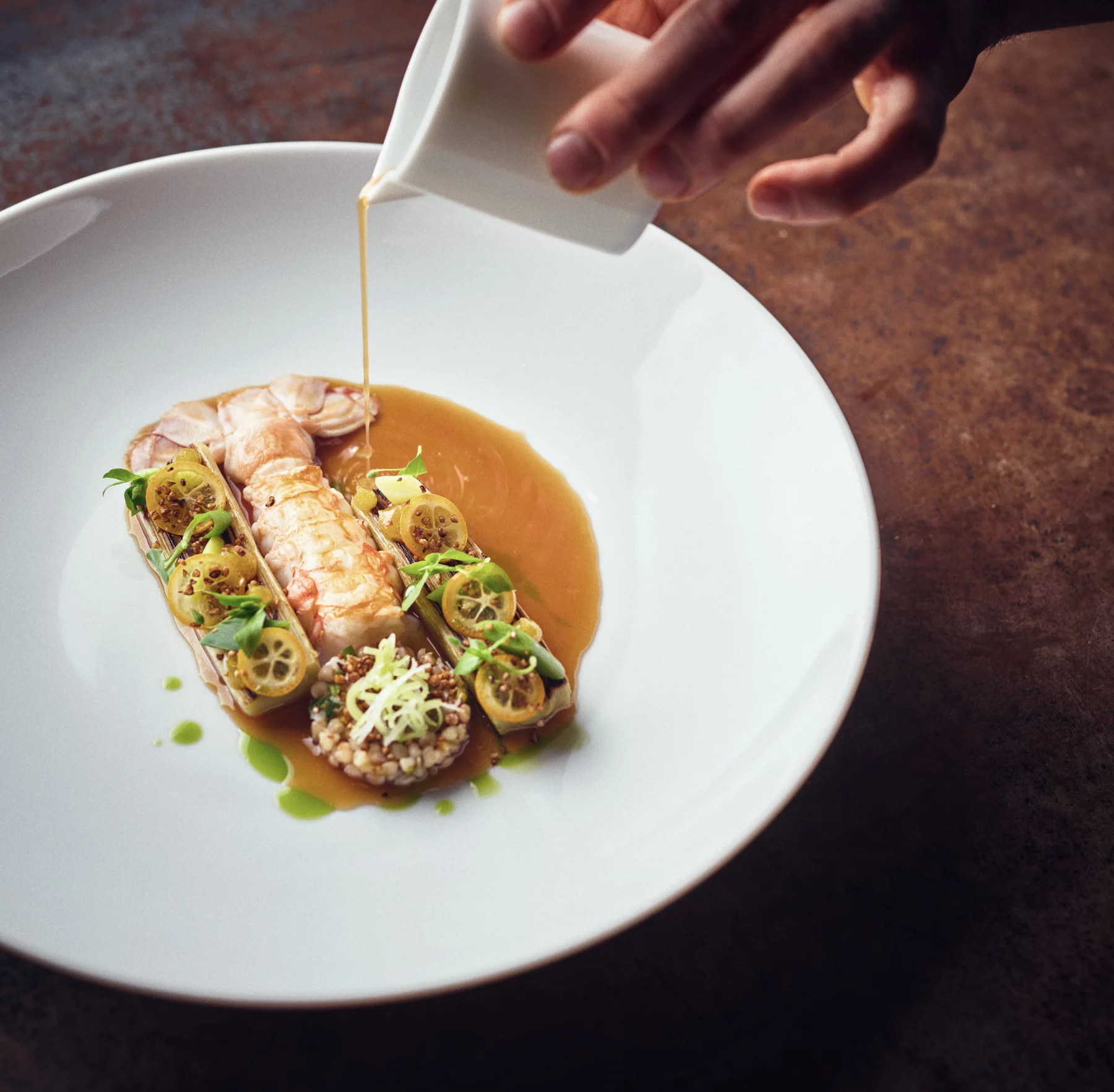 Langoustine cuite au barbecue japonnais, poireaux braisés, Kumkat. Photo Cherrystone.