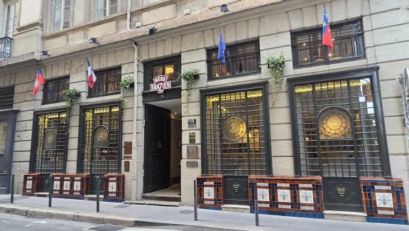 Le restaurant "La mère Brazier" est situé sur l'ile de Lyon, entre la Saöne et le Rhône.