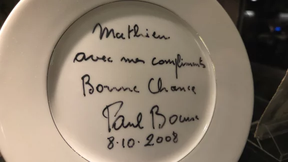 Lors de l'ouverture, le message laissé par Paul Bocuse dans une assiette.