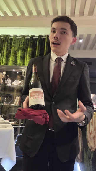 L'un des sommeliers expliquant son choix pour un accord mets-vin réussi.