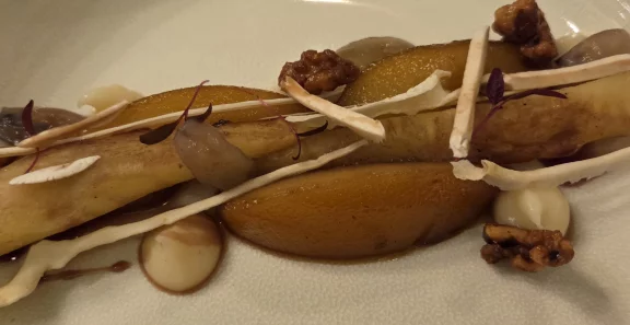 En désert, poire caramélisée à la fève de tonka, panais rôtis, champignons avec un suc de syrah au verjus.