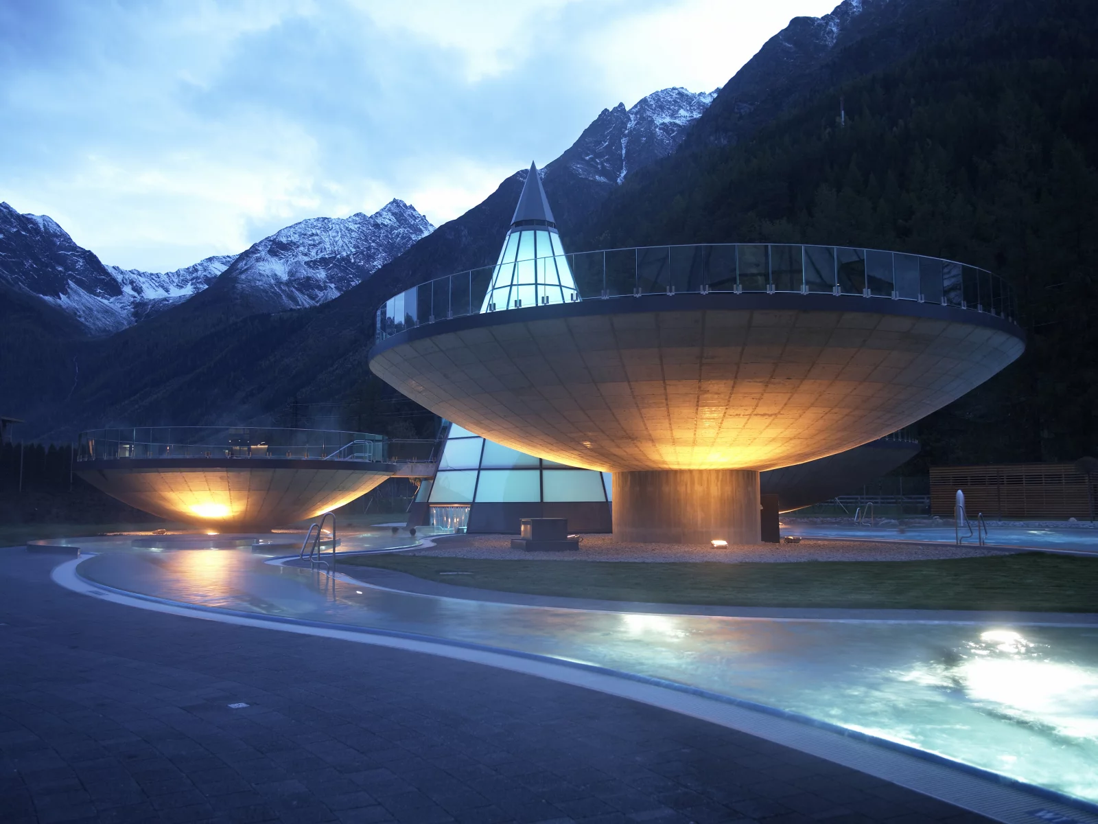 Les thermes sont ouvertes jusqu'à minuit.