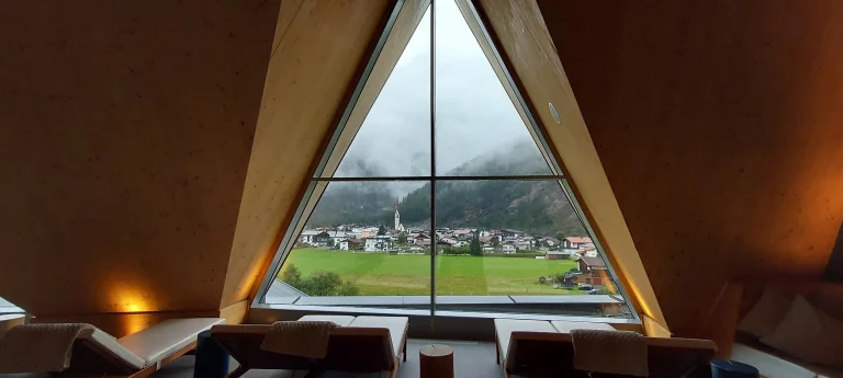 Vue depuis une salle de repos du spa sur le village de Längenfeld