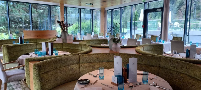 Une des salles à manger de l'Aqua Dome