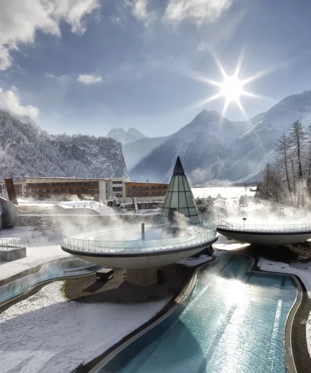 L'Aqua Dome, station thermale futuriste dans l'Oetztal.