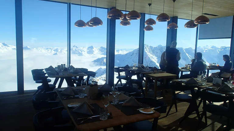 Prendre un martini comme James Bond dans l'ice Q Lounge sur le Gaislachkogl au-dessus de Sölden.