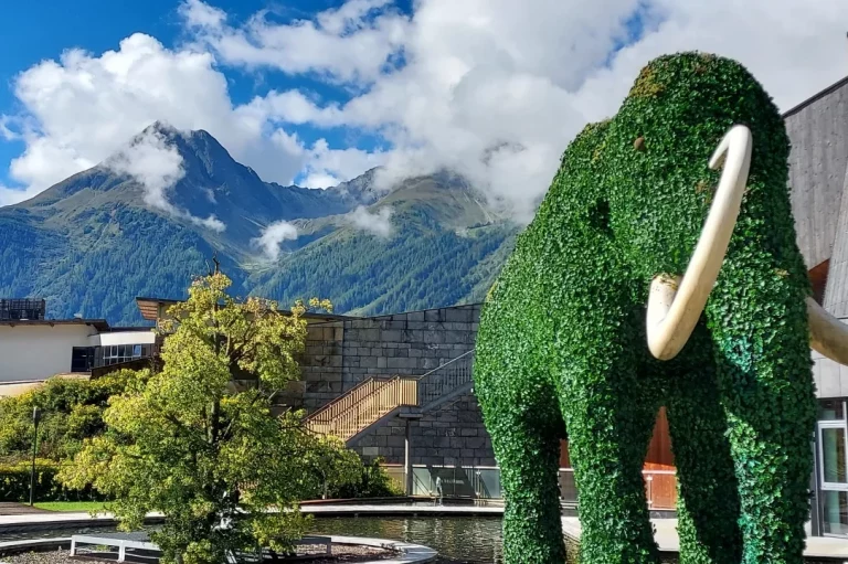 Un mammouth veille sur l'entrée de l'Aqua Dome.