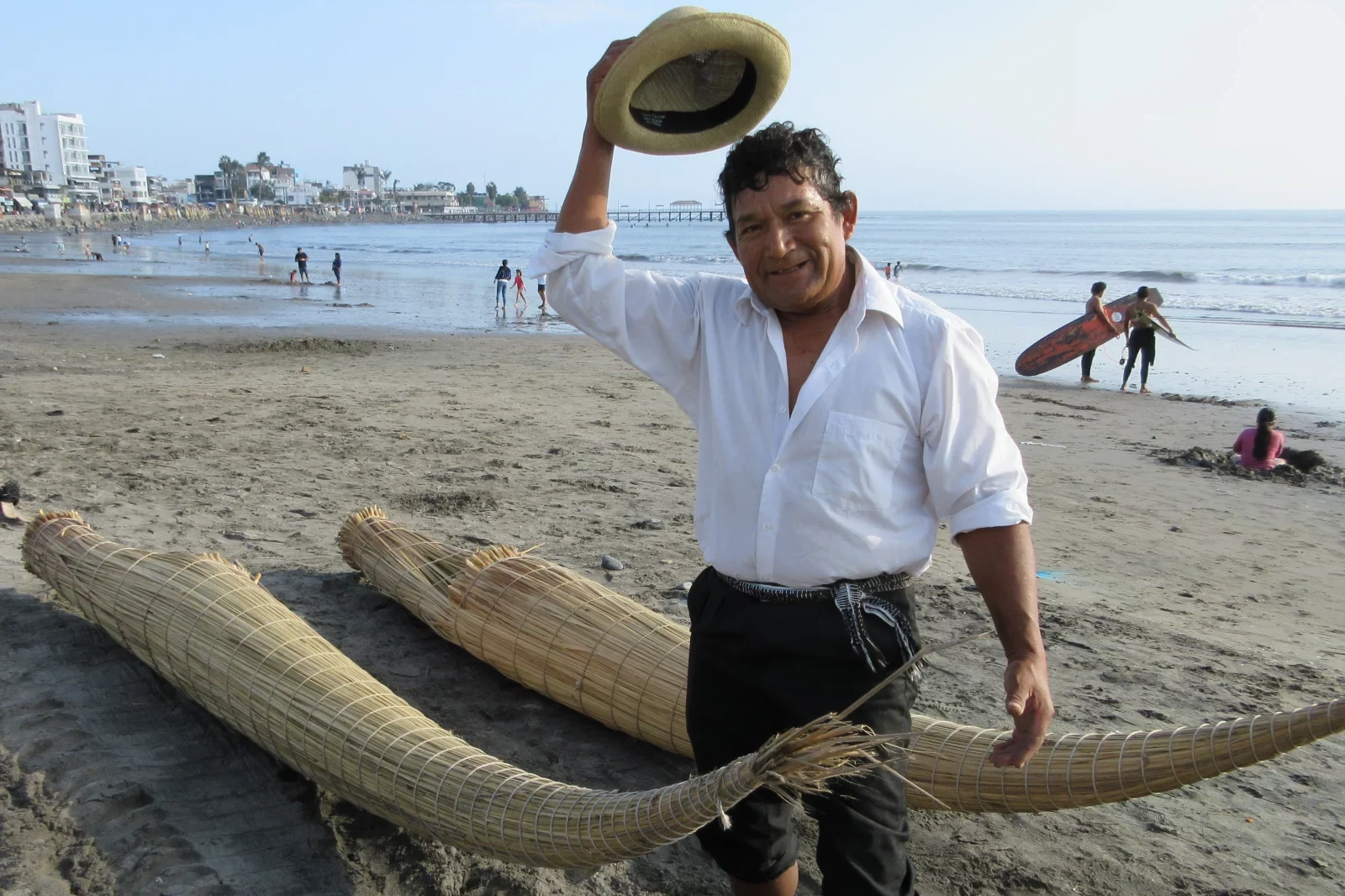 A Huanchaco, cité balnéaire proche de Trujillo, Ucanan, pêcheur et fabricant des fameux Caballito de totora, une embarcation en roseau vieille de plusieurs millénaires.