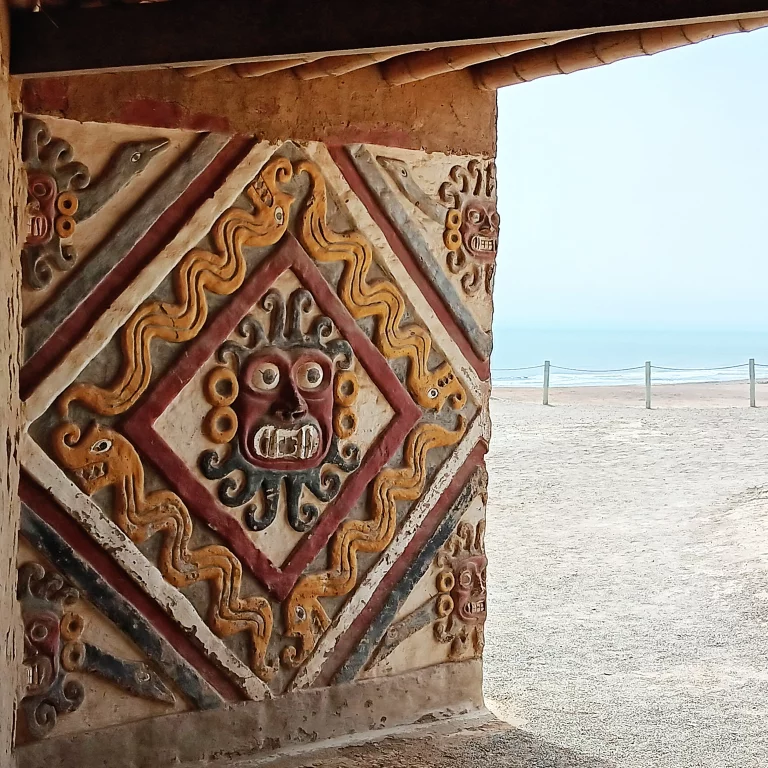 A Magdalena de Cao, au nord-ouest de Trujillo,sur le site archéologique El Brujo (civilisation Moche)