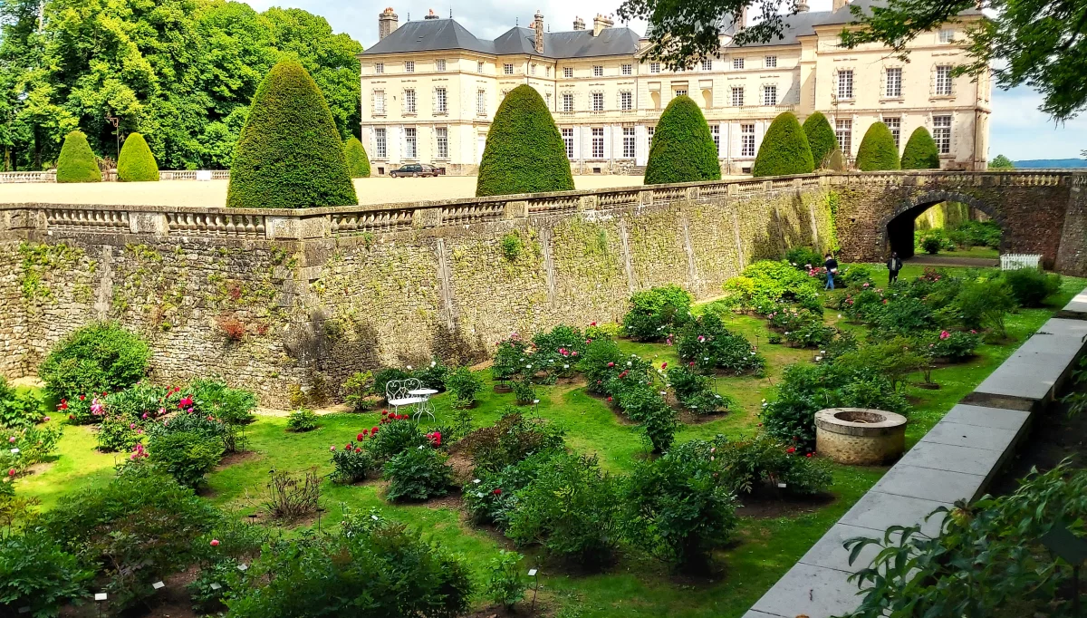 Le château de Sourches abrite le Conservatoire de la pivoine.