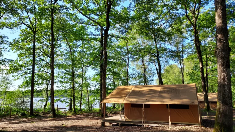 Le camping Huttopia face au lac de Sillé.
