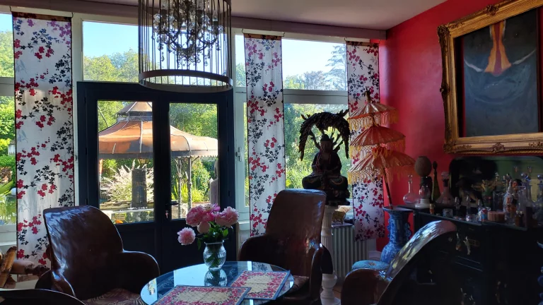 Le petit salon du petit-déjeuner au Madrigal.