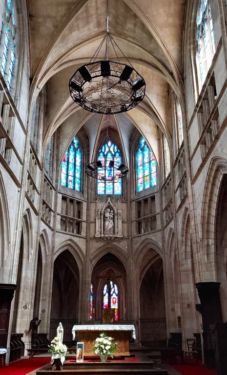 L'église Notre-Dame à Mamers. Remarquable: le triforium au-dessus des arcades.