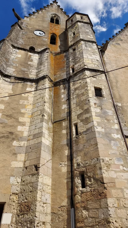 Impressionnant, le clocher-tour de l'église St-Nicolas à Mamers.