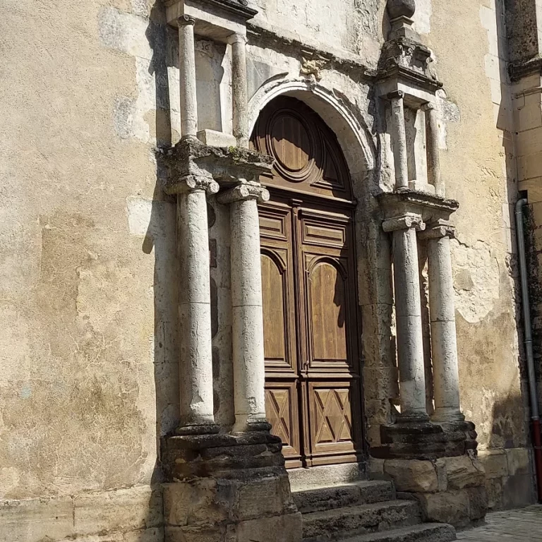 Le portail de l'église St-Nicolas à Mamers a été remanié à la Renaissance.
