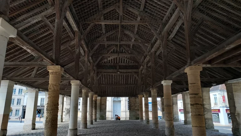 La halle de la place Carnot à Mamers rappelle le passé commerçant de la ville.