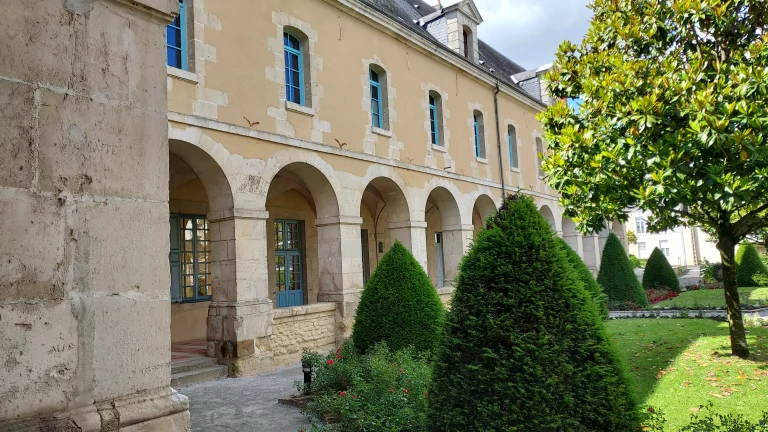 L'ancien couvent de la Visitation à Mamers abrite la mairie et la sous-préfecture.