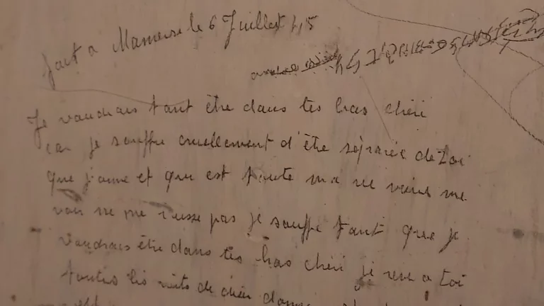 Des inscriptions émouvantes sur les murs des cellules du couvent de la Visitation à Mamers transformé en prison.
