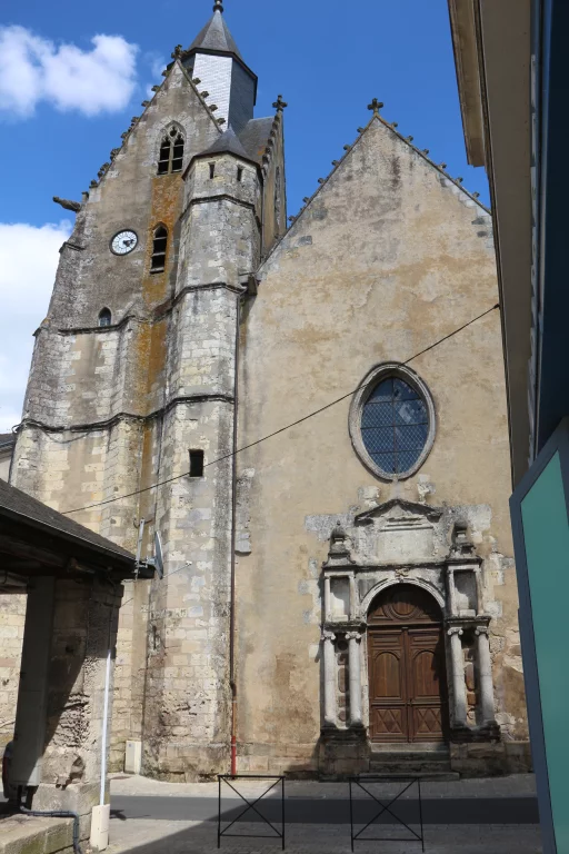 L'église St-Nicolas à Mamers, avec son clocher-tour et son portail Renaissance.