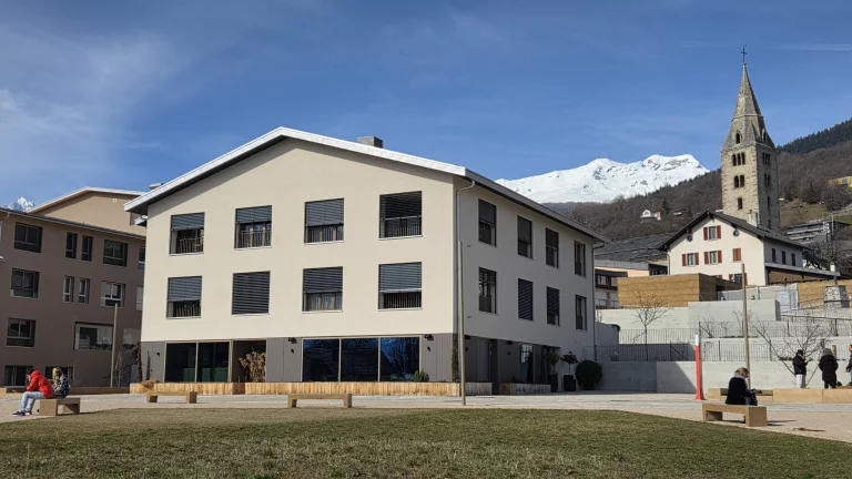 Le restaurant de Gilles Varone se situe au rez-de-chaussée de ce bâtiment, construit sur l'ancien terrain de football du village.