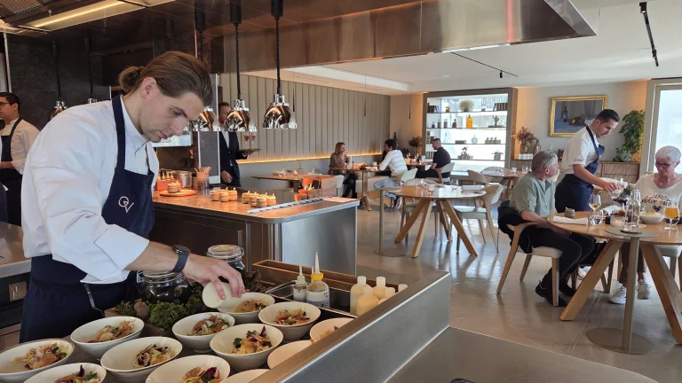 La cuisine est largement ouverte sur la salle. Le spectacle y est permanent. Gilles Varone, à droite vient lui même présenter ses plats aux convives.