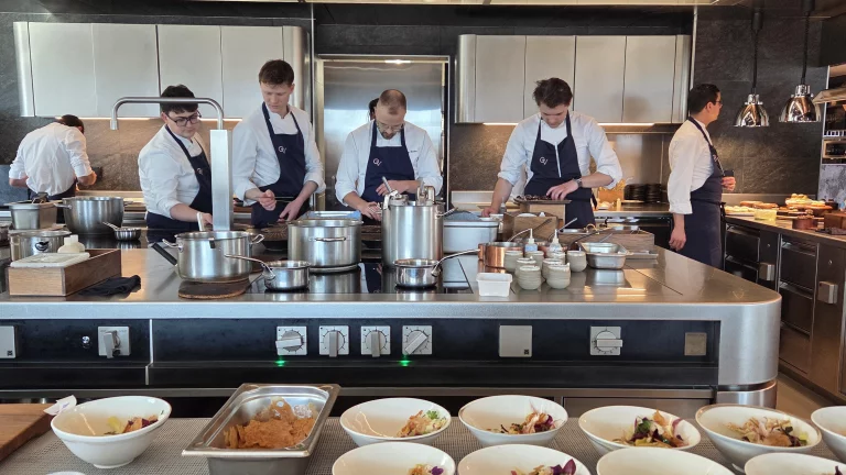 La brigade compte 11 personnes, dont une majorité d'anglais.