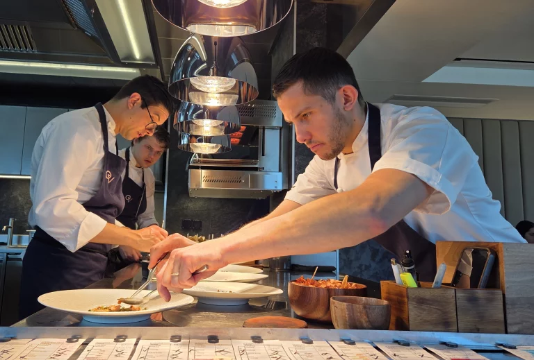 Gilles Varone met une dernière touche à ses assiettes.