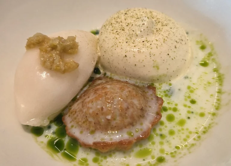 Madeleine à la farine complète, sorbet à la fleur de sureau, et mousse infusée aux aiguilles de sapin.