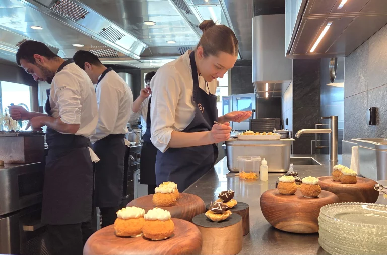 Le travail tout en minutie de la cuisine.