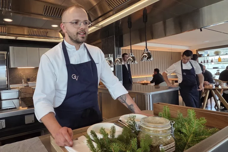 Le chef pâtissier, Wesney Broden présente son travail sur les desserts.